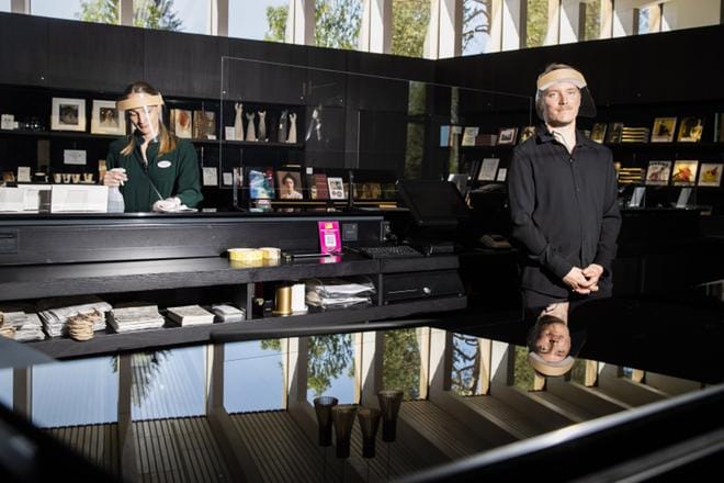 Serlachius-museoilla oli kaiken kaikkiaan melko normaali vuosi Mäntässä, vaikka koronarajoitukset veivät osan vakioyleisöstä. Tilalle tuli uusia kävijöitä, etenkin nuoria ja lapsiperheitä. Museokaupassa visiirit kasvoillaan työntekijät Katariina Jeger ja Timo Hokkanen. KUVA: SAARA TUOMINEN