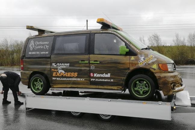 Seinäjokelaismiesten minibussi ei kestänyt koko reissua, vaan se jouduttiin hakemaan trailerilla pois tulomatkalla Pännäisistä. KUVA: TANELI BRANDT