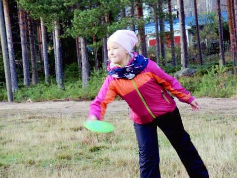 Pinja Sarajärvi osallistui Kempeleen ensimmäisiin frisbeegolfin kunnanmestaruuskisoihin.