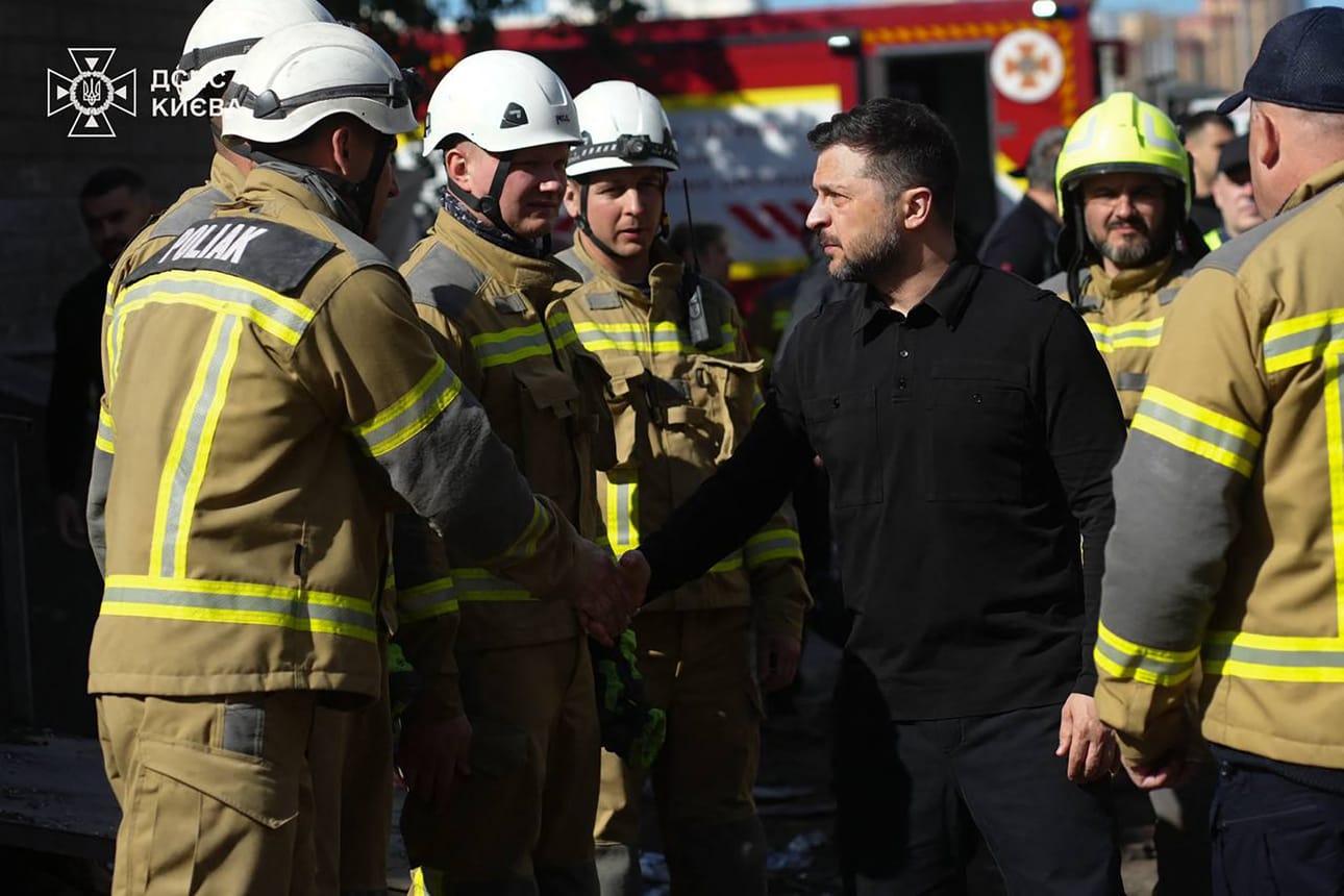 Volodymyr Zelensky tapasi kiovalaisia pelastustyöntekijöitä Venäjän iskun jälkeen.