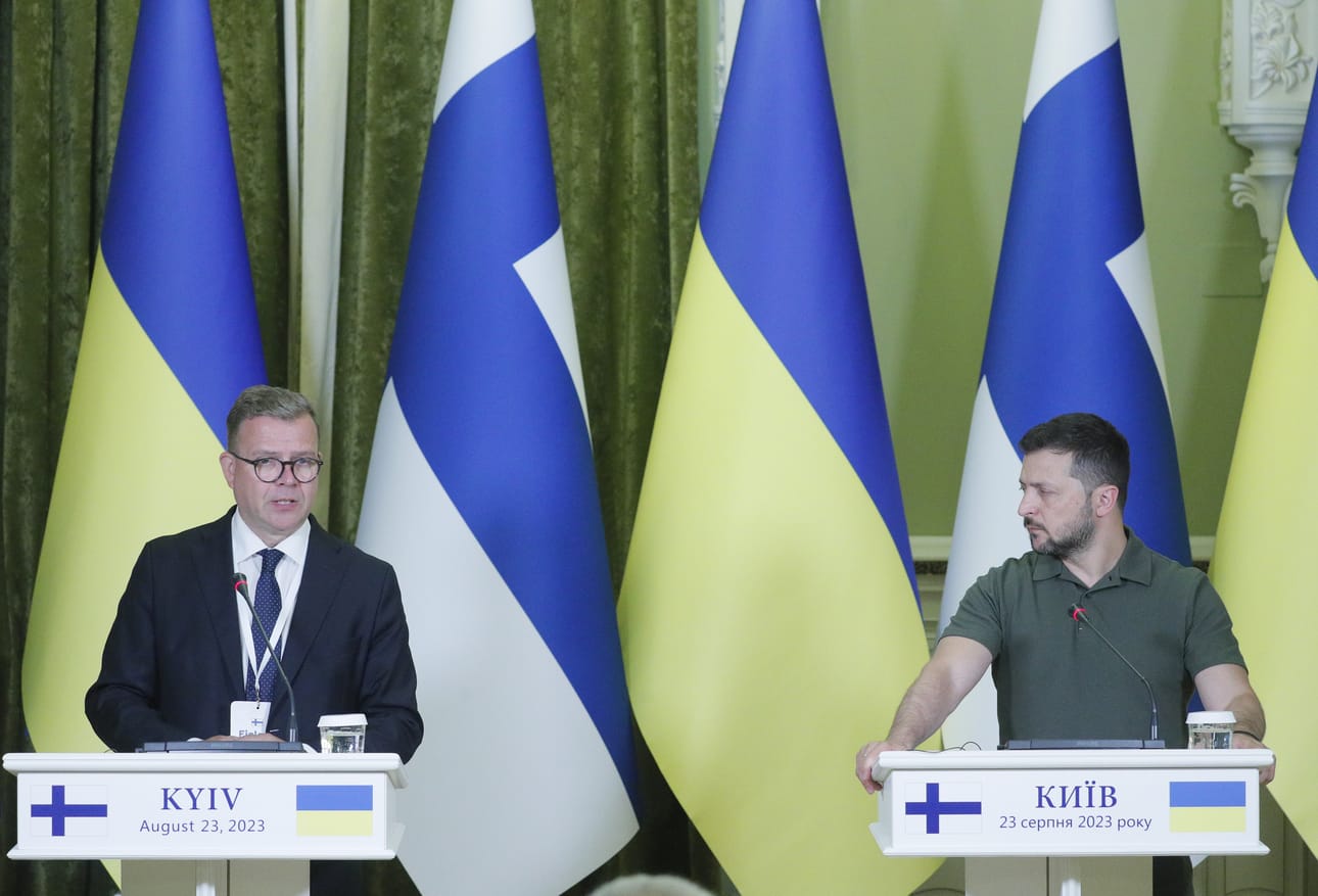 epa10815172 Ukrainian President Volodymyr Zelensky (R) and Finland's Prime Minister Petteri Orpo (L) attend a joint press conference following their meeting in Kyiv, Ukraine, 23 August 2023. Orpo arrived in Kyiv to meet with Zelensky and top Ukrainian officials in support of the country amid the Russian invasion. EPA/SERGEY DOLZHENKO, BY: ALL OVER PRESS / EPA-PHOTO CODE: EPAXX8