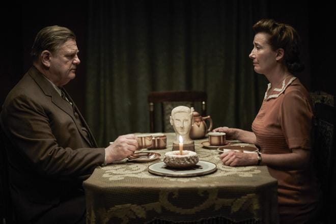 Yksin Berliinissä perustuu tosipohjaiseen romaaniin. Hitlerin-vastaista propagandaa levittävät Brendan Gleeson ja Emma Thompson. KUVA: Yle Kuvapalvelu