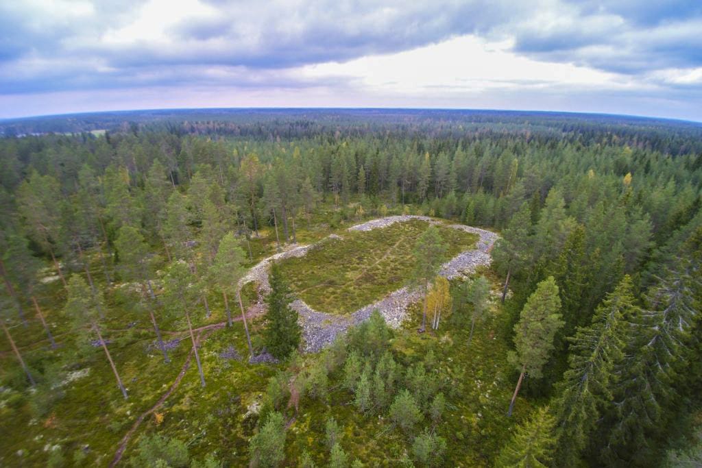 Raahessa sijaitsevan Kastellin jätinkirkon pääsuuntaus vastaa Stonehengen suuntausta: kesäpäivänseisauksen auringonnoususta talvipäivänseisauksen auringonlaskuun.