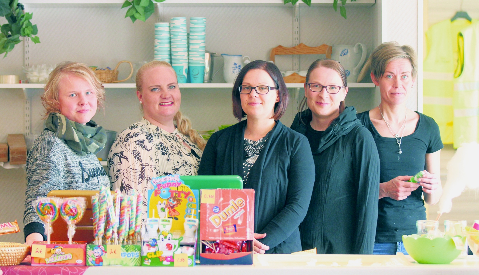 Kirkkomännikön koulun vanhempaintoimikunnan aktiivit puuhasivat Päättäri-zembaloiden kioskissa. Kuvassa vasemmalla Hanna Komulainen, Tuija Korhonen, Anne Santaniemi, Helena Liimatainen ja Karoliina Sallinen.