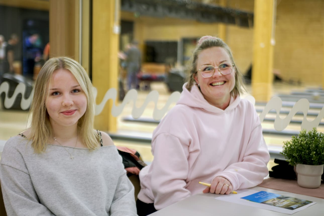Pinja ja Marika Riikosen mielestä koulutusmessuilta sai hyvää tietoa valintamahdollisuuksista.
