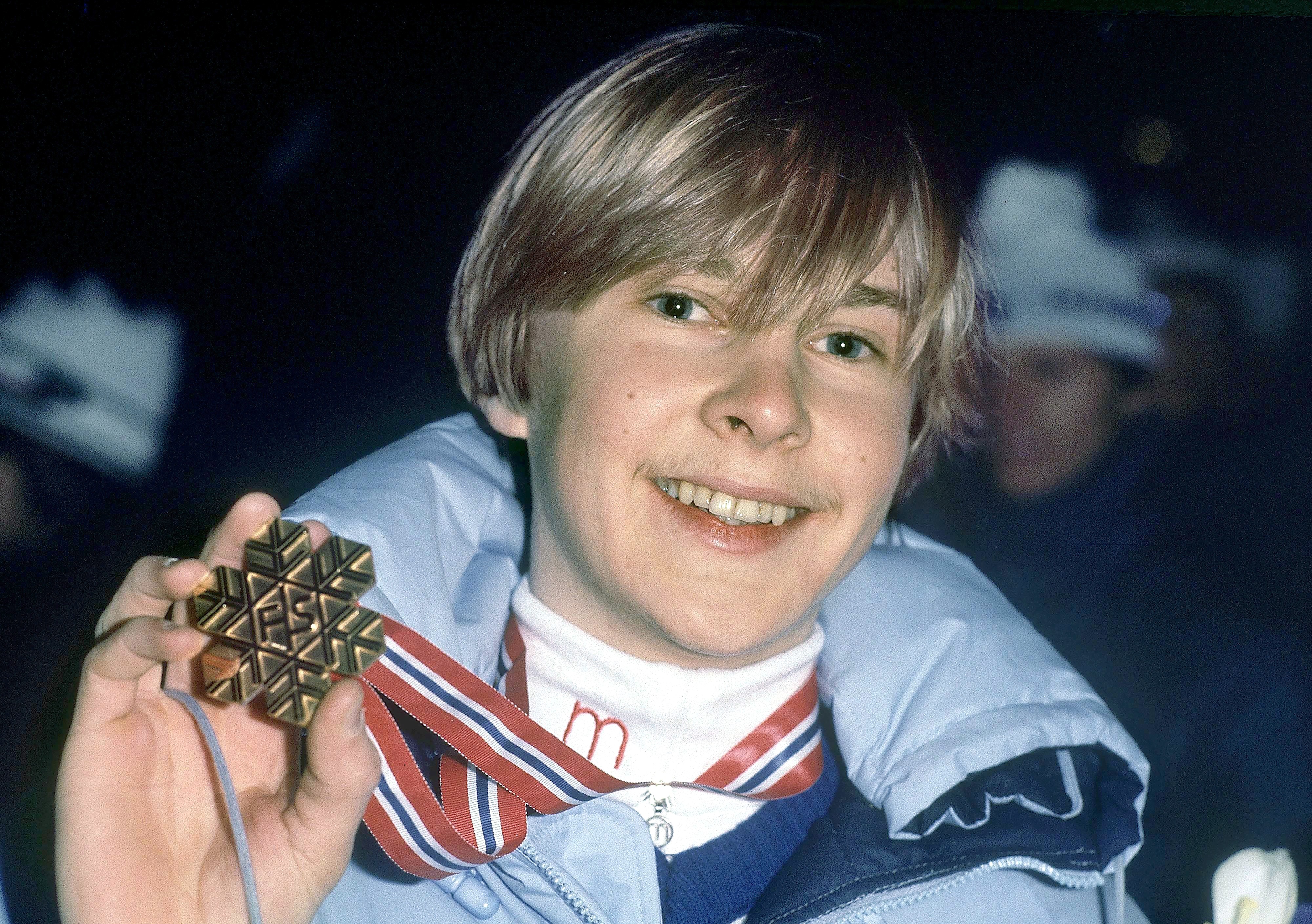 19-vuotias Matti Nykänen esittelee suurmäen MM-kultamitaliaan Oslossa 
helmikuussa 1982.