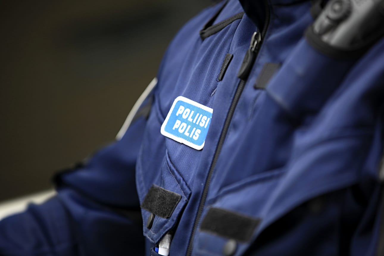 Poliisi löysi autosta pienen määrän huumausaineeksi epäiltyä ainetta sekä laittoman teleskooppipatukan. Huumeet ja patukka takavarikoitiin.