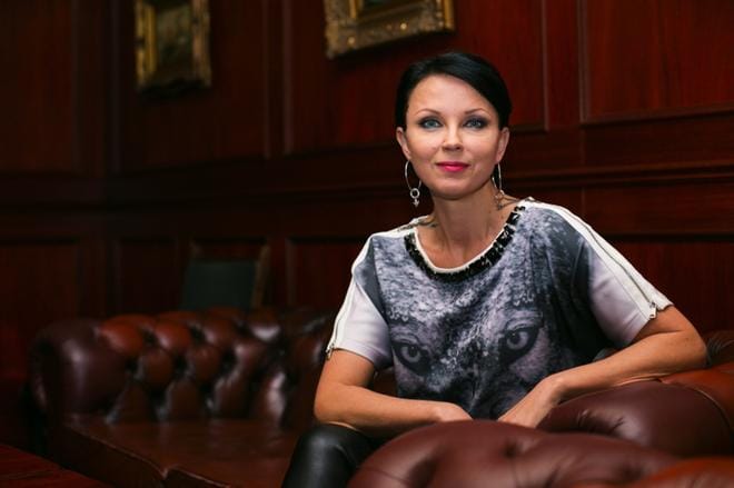Kadunlakaisijoissa Kyyrölän hirviöperhe nousee haudasta ja pelottelee Helsingissä muun muassa Kata Kärkkäistä (nykyisin Katariina Souri). KUVA: Minna Hirvelä