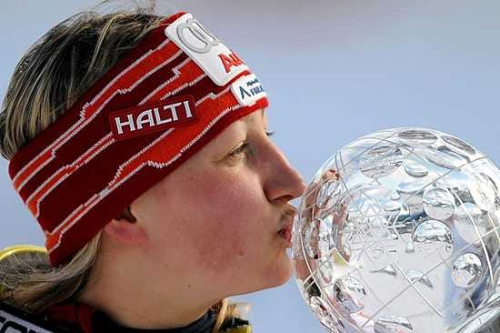 Tanja Poutiainen suuteli kristallipalloaan.