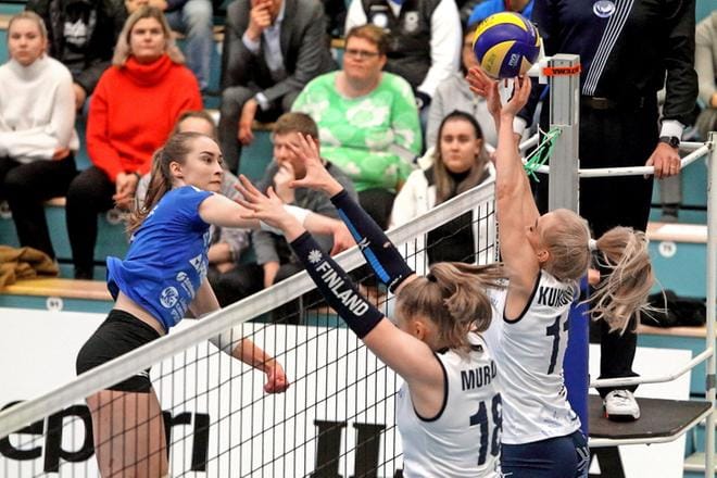 JymyVolleyn Jessica Salmisen isku läpäisi Kuortaneen Jessika Mursulan ja Lotta Kukkosen torjunnan. KUVA: HEIKKI HAKANEN