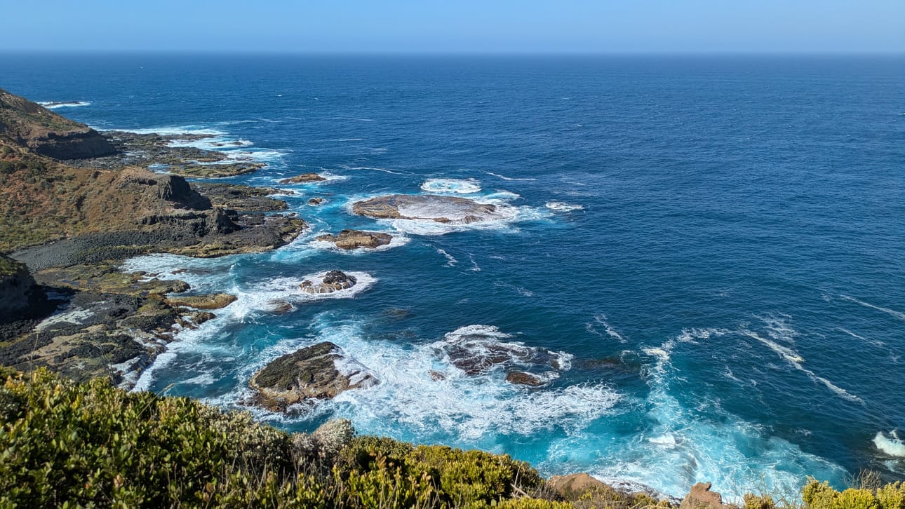 Australia sijaitsee etelänpuoleisella pallonpuoliskolla, Intian valtameren ja Tyynenmeren välissä.