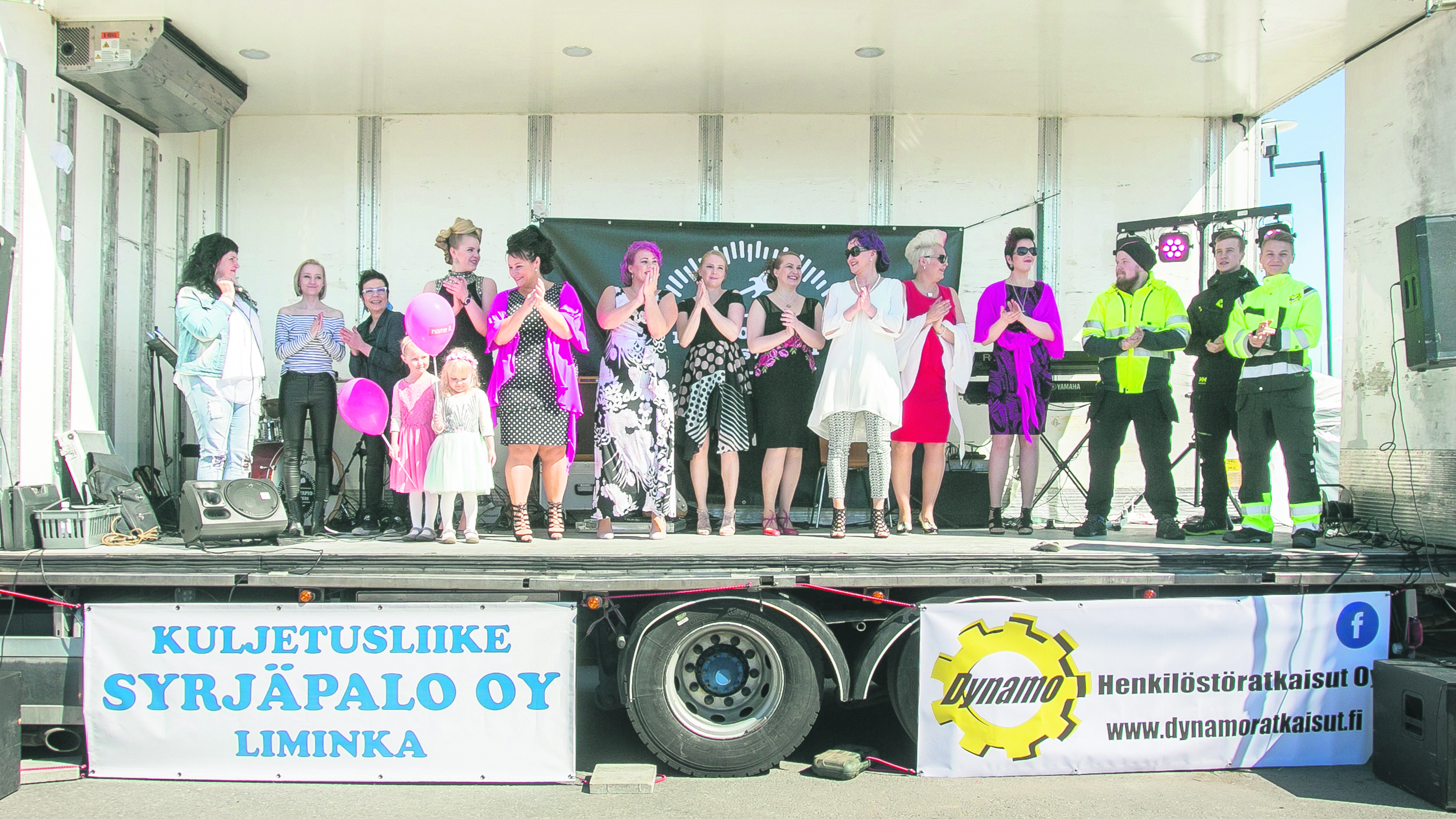 Muotinäytös sai kiitosta yleisöltä.