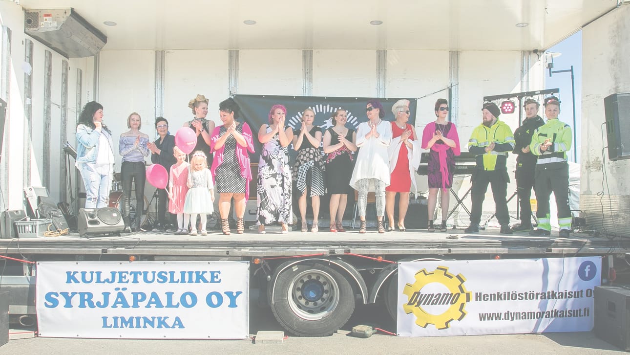 Muotinäytös sai kiitosta yleisöltä.