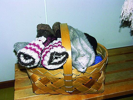 Keräilijän aarteita. Irja Lohilahden kirjakokoelmasta löytyy paljon vanhoja nuortenkirjoja, joiden maailmankuva viehättää häntä.