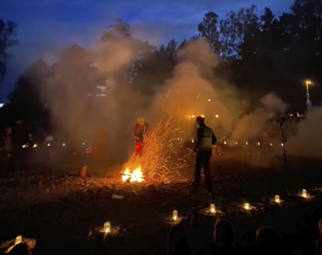 Palomiehet sammuttivat Sudenmorsiamet ja Weljet -esitykseen kuuluneita nuotioita heti esityksen jälkeen. Ringissä nuotioiden ympärillä istui vielä esitystä seuranneita ihmisiä.