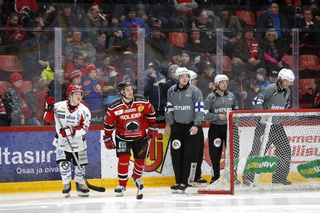 Sportin Joonas Komulainen (vas.), Ässien Matti Kuparinen ja ottelun tuomaristo totesivat toisen erän alkaessa, ettei pelaamista voitu jatkaa turvallisesti. KUVA: HEIKKI WESTERGÅRD
