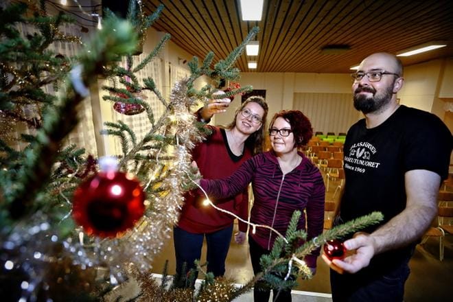 Marianne Hongisto (vas.), Minna Juhala ja Tero Vuorenmäki ovat olleet koristelemassa Ilvesjoen nuorisoseurantalo Toimelaa jouluun. Omin voimin kyläläiset uusivat hiljattain talon koko keittiön. KUVAT: TOMI KOSONEN