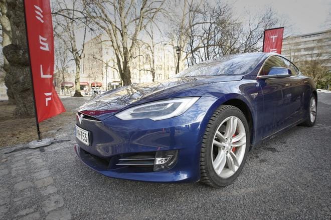 Sähköautoistaan tunnettu Tesla alkaa myydä aurinkokennoilla varustettuja kattotiiliä. Kuva: Samppa Toivonen