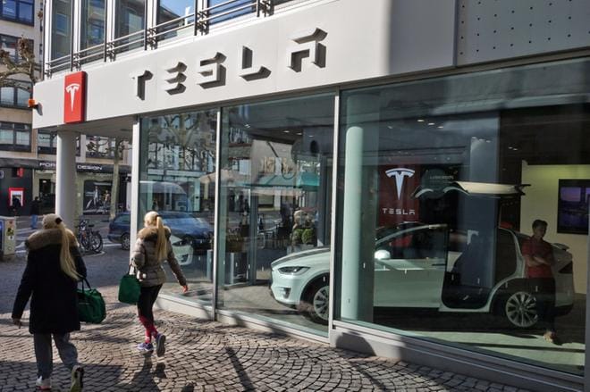 Tesla leikkaa kustannuksia sulkemalla kalliita luksusmyymälöitään. Kuva on Frankfurtista Saksasta. KUVA: MAURITZ ANTIN / EPA
