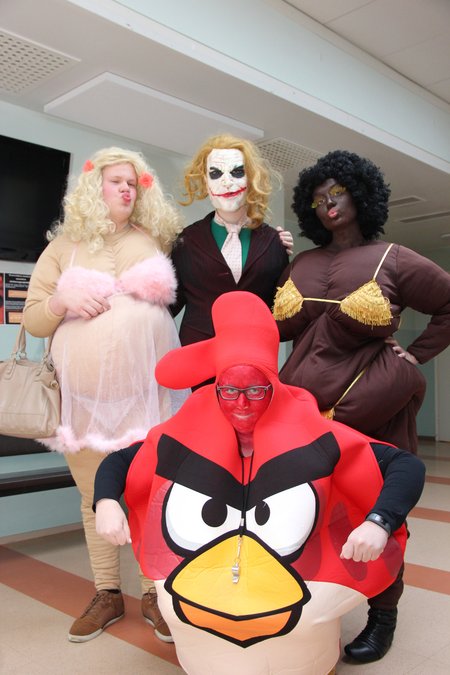 Abiturientit  Markus Liukko (eksoottinen tanssija Charlotte, vas.), Alisa Suvanne (Angry Bird), Salla Petäjäjärvi (Jokeri) ja Hanna Mosorin (eksoottinen tanssija Coco) nauttivat penkkaripäivästä.