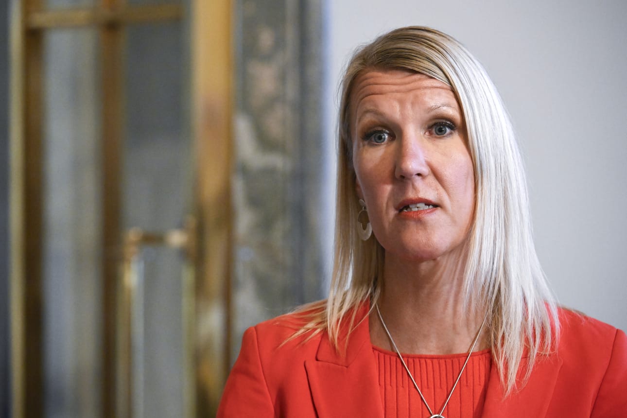 Ympäristö- ja ilmastoministeri Sari Multala eduskunnassa torstaina.