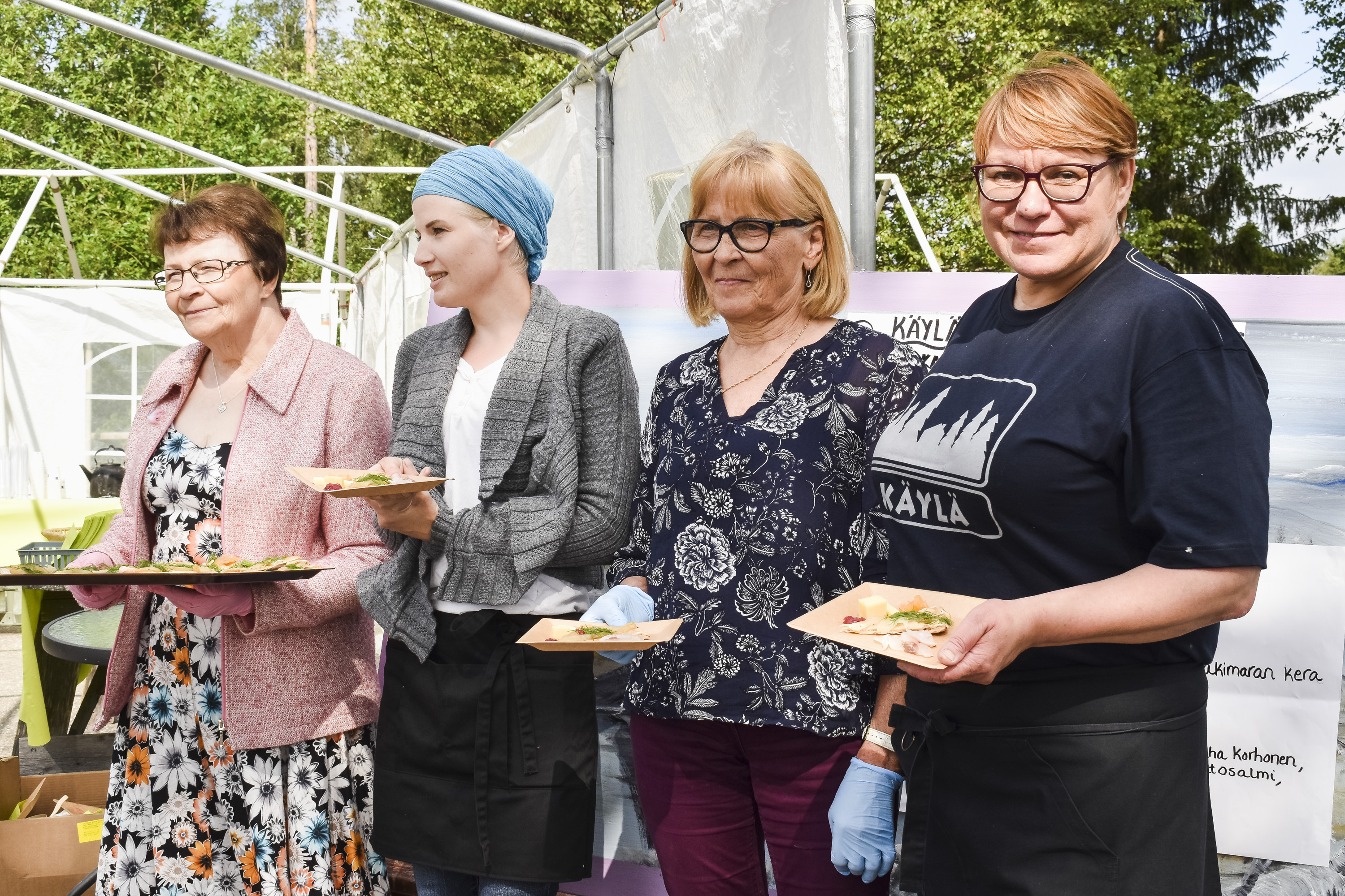 Leila Mustonen, Mari Törmänen, Anneli Korva ja Leena Haataja lähiruokapolun alkupalalautasten kera ennen Huilunsoittaja koskella -esityksen alkua.