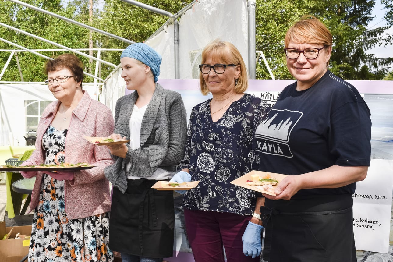 Leila Mustonen, Mari Törmänen, Anneli Korva ja Leena Haataja lähiruokapolun alkupalalautasten kera ennen Huilunsoittaja koskella -esityksen alkua.