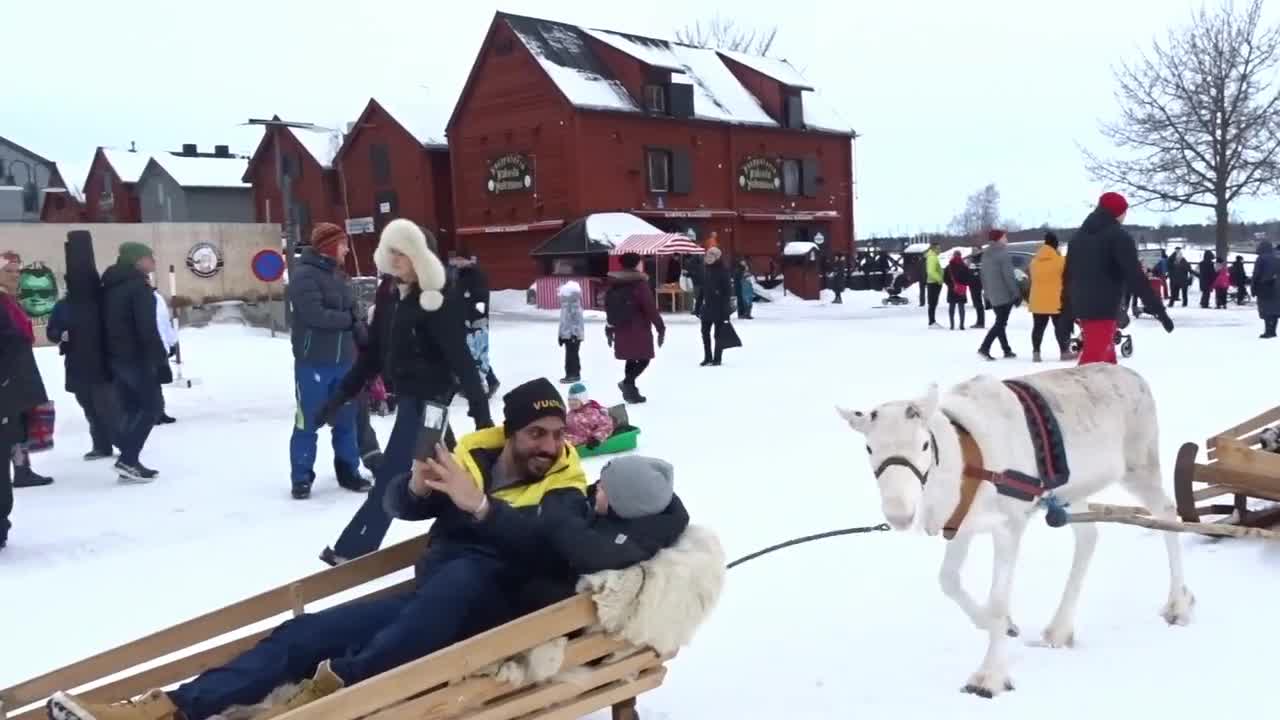 Lukija kuvasi Porokarnevaaleja Oulun torilla