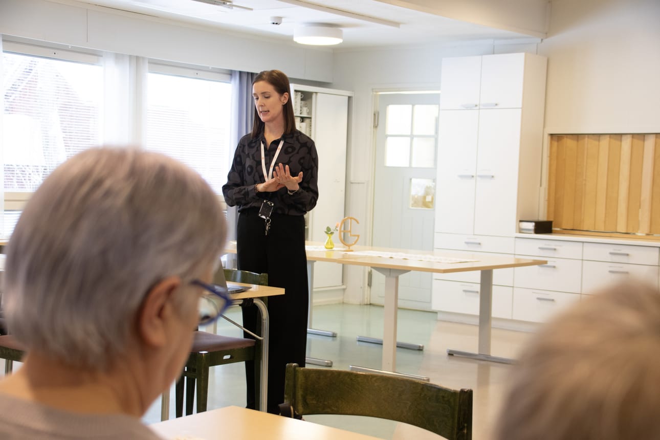 OP Jokirannikon juristi Iida Saukkosaari kertoo, kuinka edunvalvontavaltuutuksen avulla voi varautua asioidensa hoitoon, mikäli oma toimintakyky heikkenee esimerkiksi sairauden vuoksi.