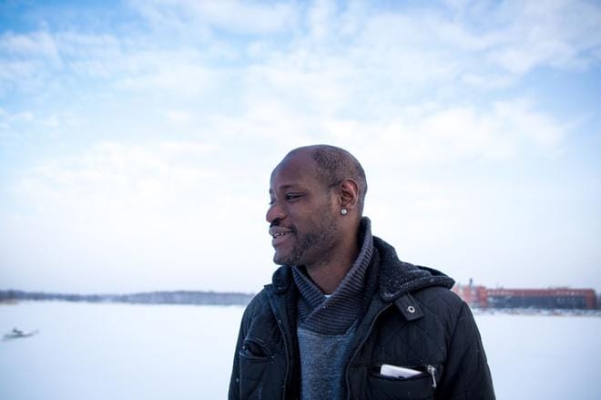 Yirim Diop sai harrastelijanäyttelijän roolin Wasa Teaterin näytelmästä Den första dagen. Ensimmäistä teatteriroolia tekevä Diop toivoo, että saisi mahdollisuuden tulevaisuudessa nousta lavalle uudelleenkin. Kuva: Paula Kaskimaa