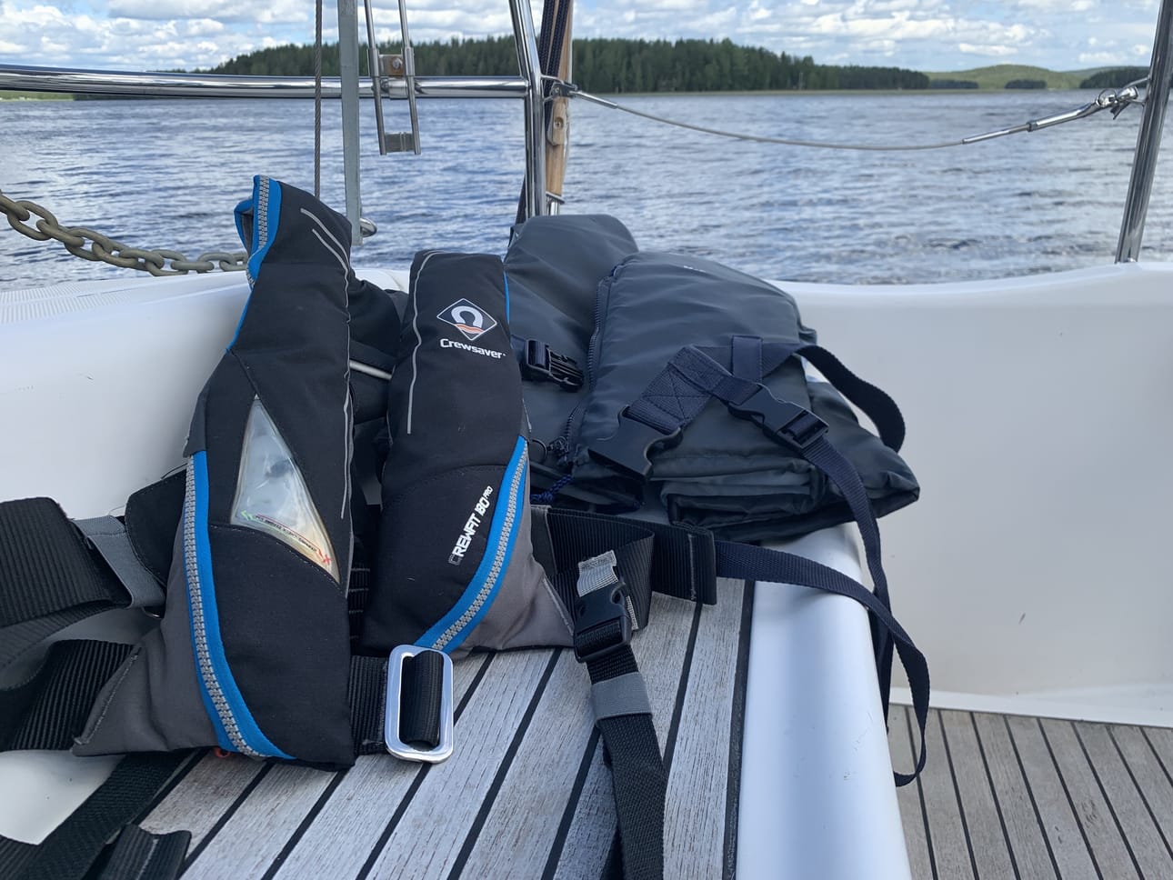 Ilmatäytteinen pelastusliivi tulee tarkistaa riittävän usein ja huoltaa säännöllisesti vähintään kerran vuodessa, muistuttaa Veneilyalan keskusliitto Finnboat.