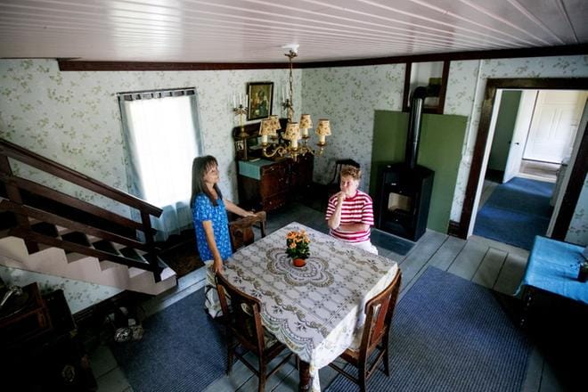 Tällaista oli Amerikassa. Toiminnanjohtaja Tellervo Lahti ja Leena Leppäniemi osaavat kertoa Knuuttilan talon historiasta. KUVAT: JAAKKO ELENIUS