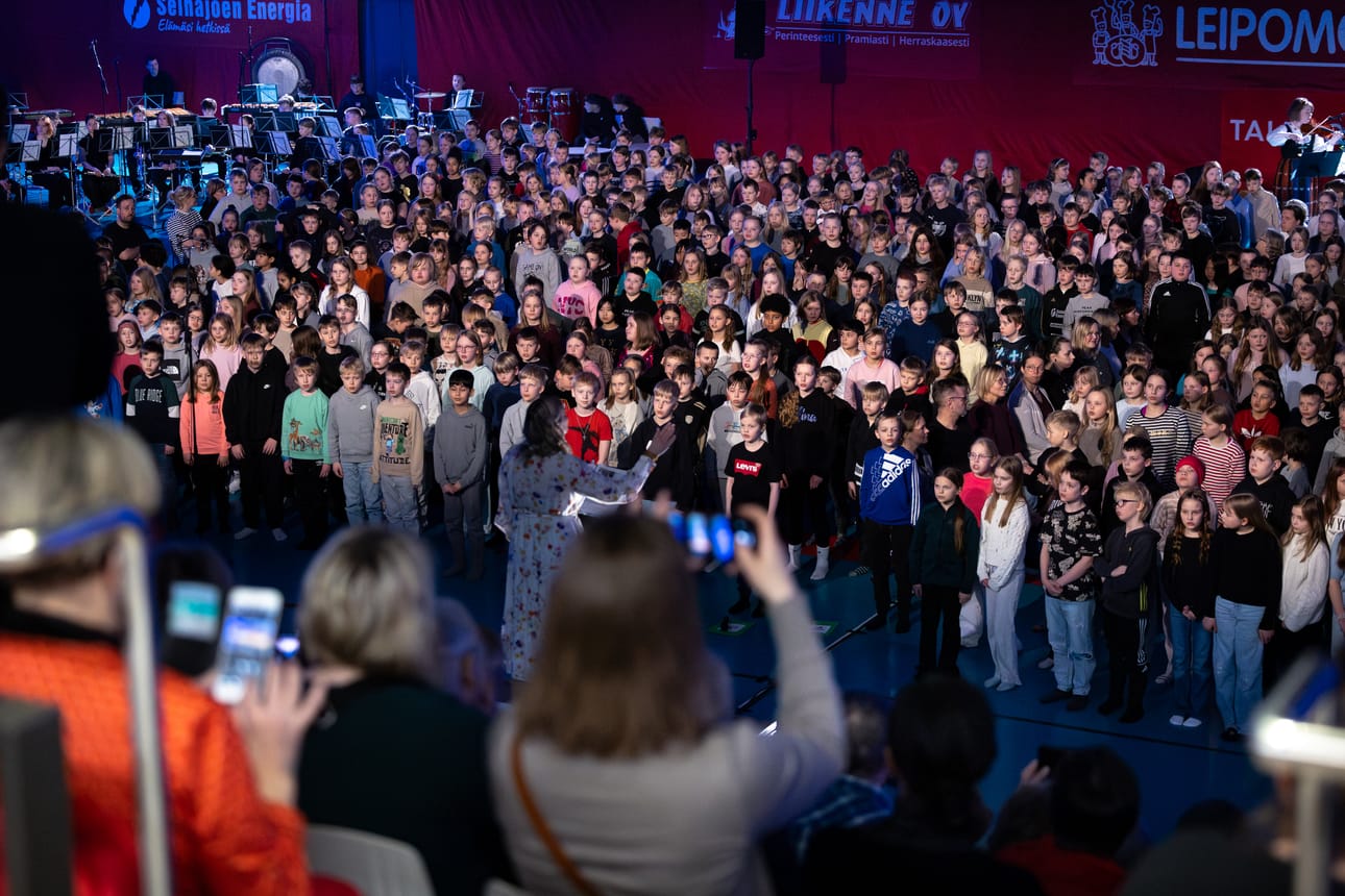 Seinäjoen urheilutalolla kaikui yli 750 lapsen yhteislaulu Lennä lauluni lennä -konsertissa, jossa kolmasluokkalaiset kokoontuivat edistämään laulamisen kulttuuria ja tutustumaan paikallisiin kansanlauluihin.