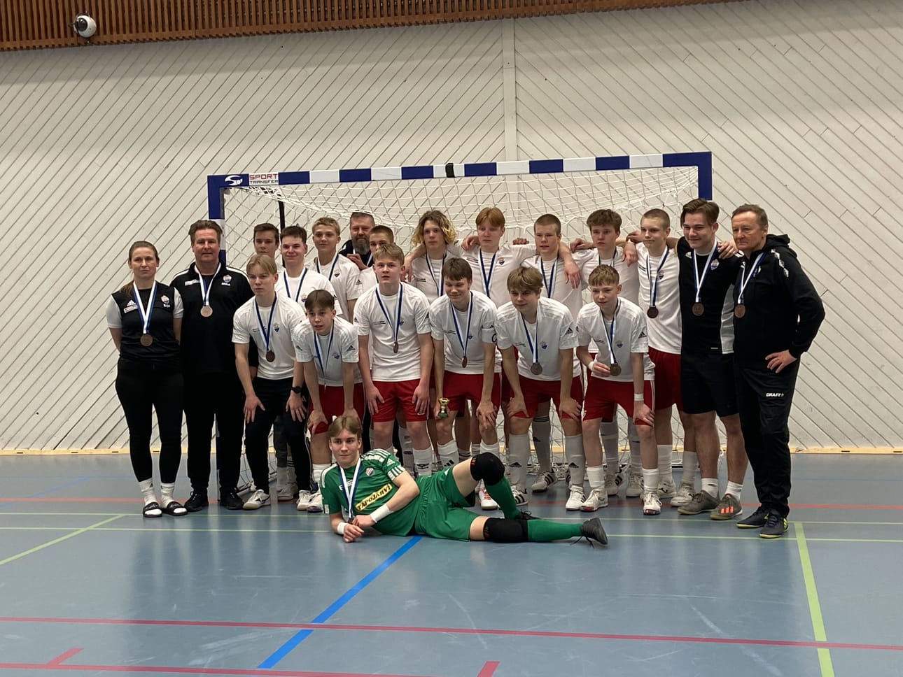 Tornion Pallo-47:n SM-pronssijoukkue taustajoukkoineen.