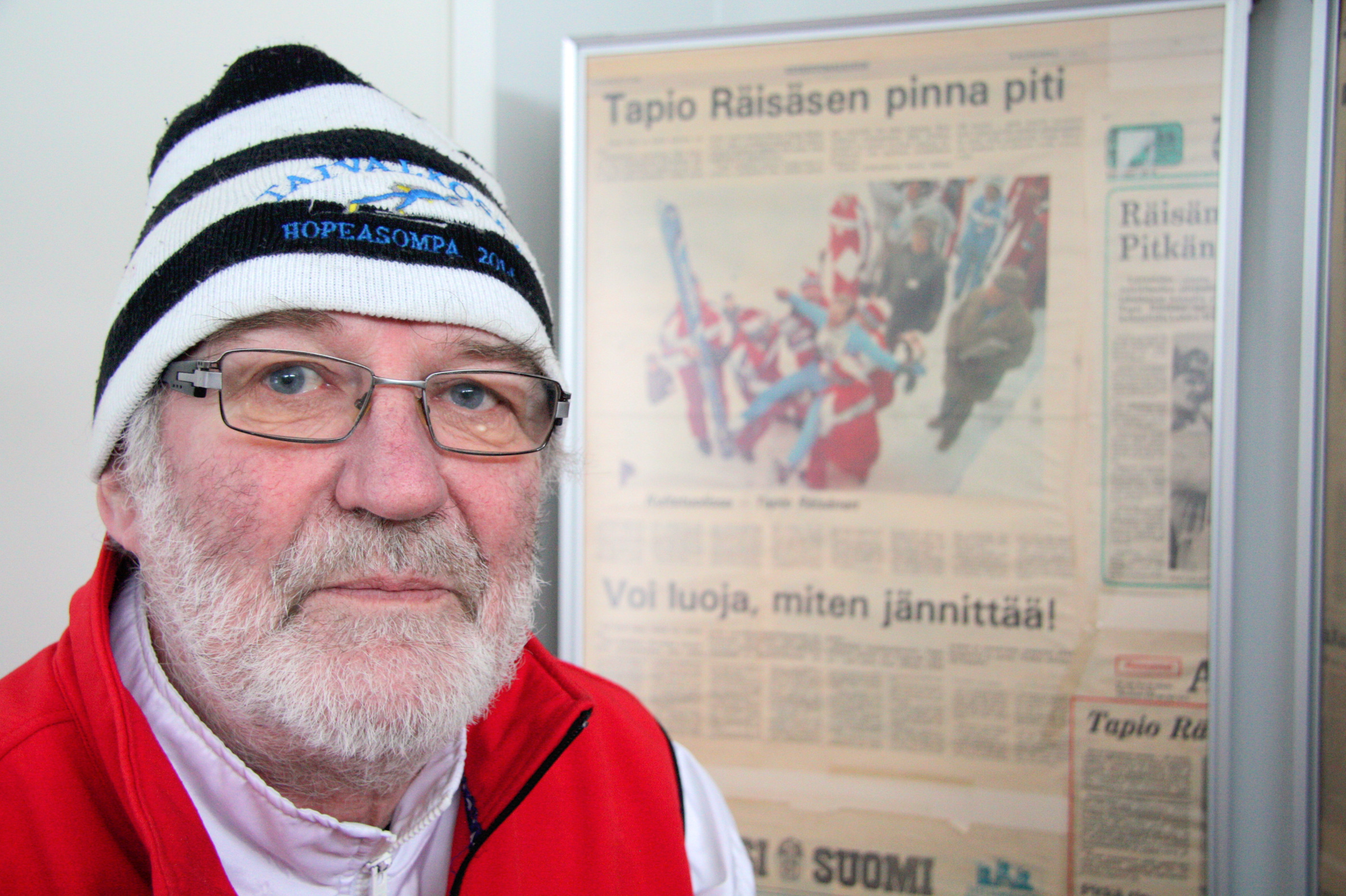 Tapio Räisäsen lehtikokoelma sijaitsee mäkihyppääjien pukuhuoneessa.