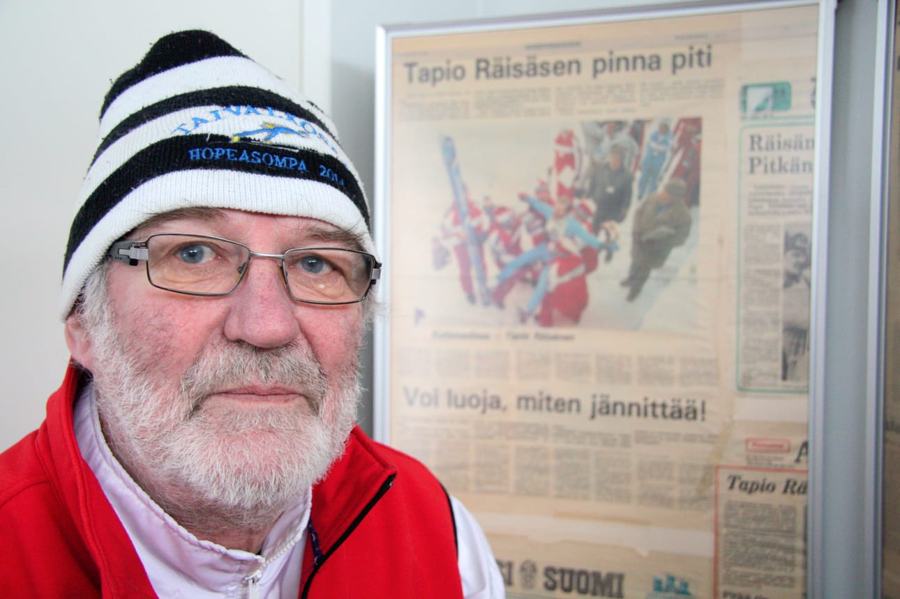 Tapio Räisäsen lehtikokoelma sijaitsee mäkihyppääjien pukuhuoneessa.