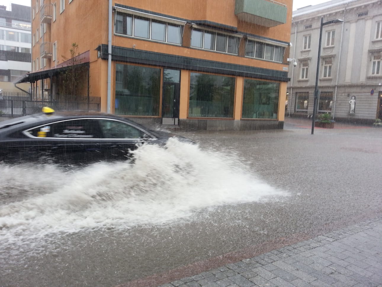 Lukija otti kuvan vettä lainehtivasta Oulun Torikadusta, joka on muuttunut "Torijoeksi".