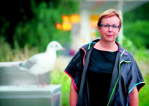 Huolellisuutta. Oulun johtava hygieenikko Maija Nurminen muistuttaa, että luonnonvaraisten lintujen kanssa kannattaa olla aina varovainen, sillä ne voivat kantaa muun muassa salmonellaa.