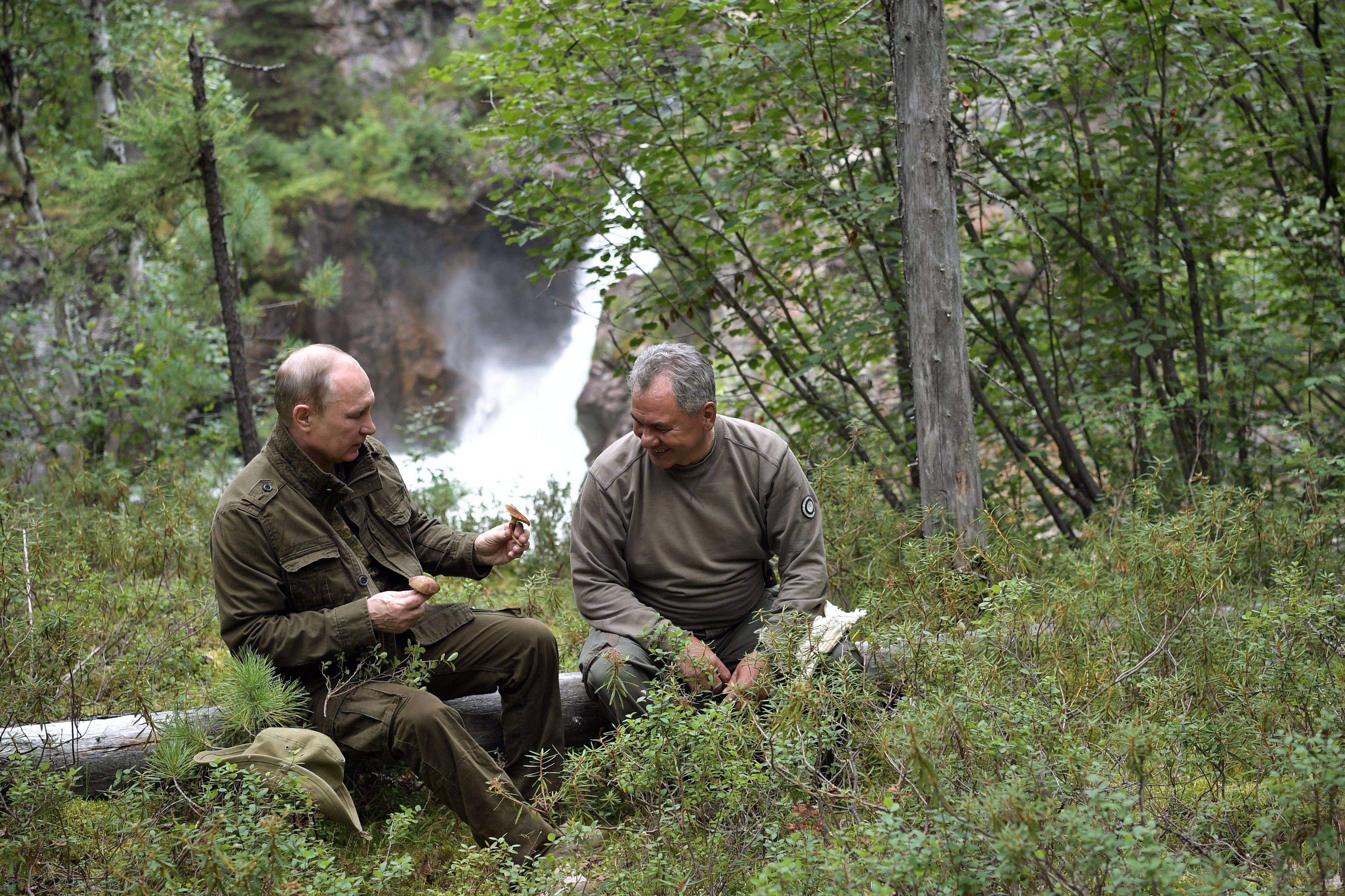 Presidentti Vladimir Putin (vas.) ja puolustusministeri Sergei Shoigu kävelyretkellä Tuvan alueella Siperiassa. 