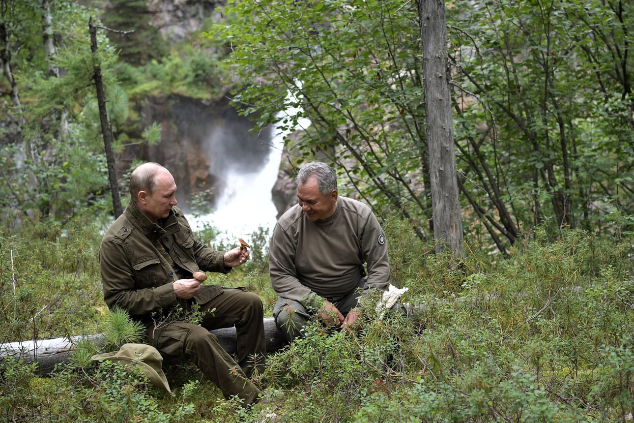 Presidentti Vladimir Putin (vas.) ja puolustusministeri Sergei Shoigu kävelyretkellä Tuvan alueella Siperiassa.