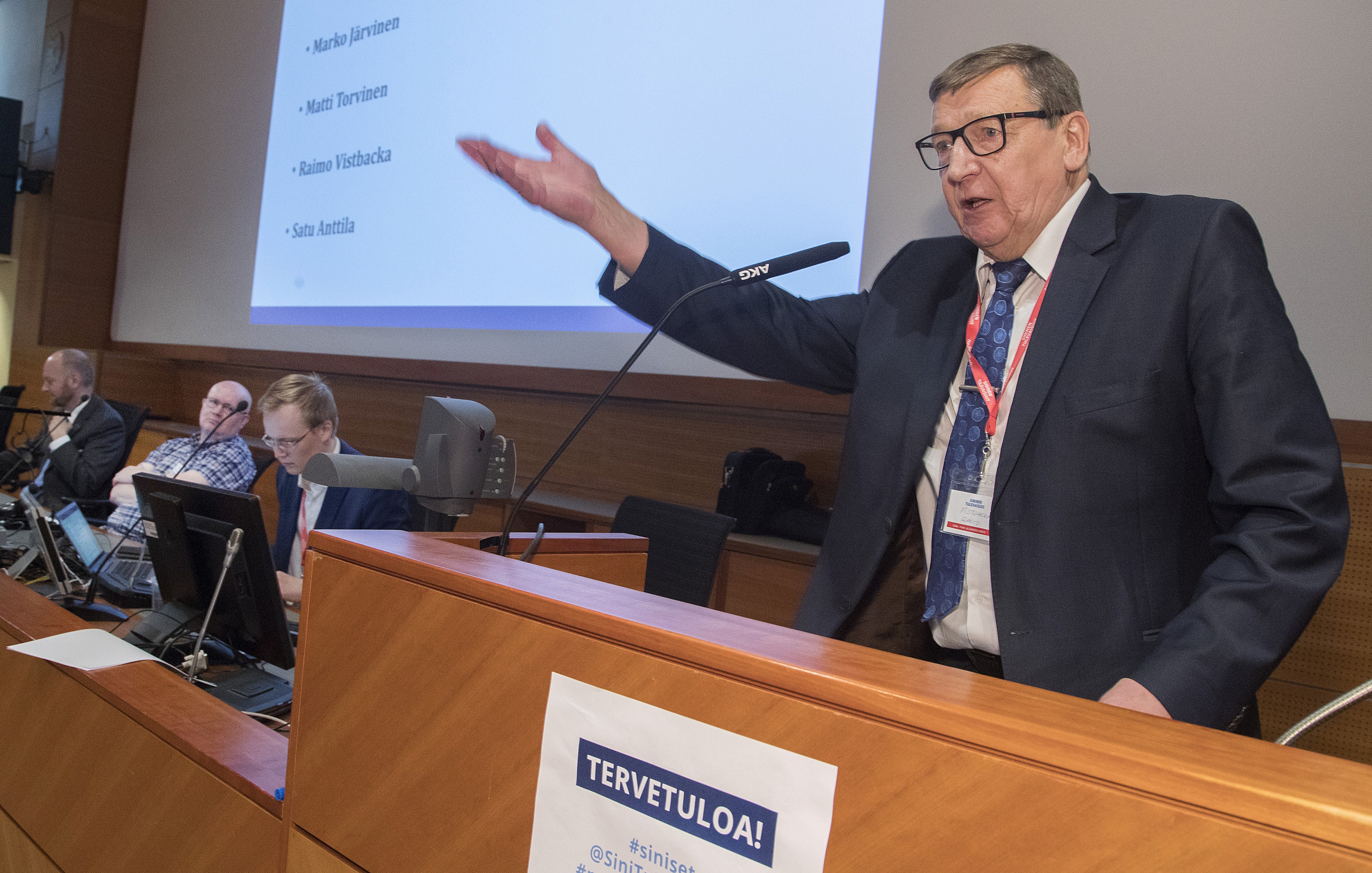 Raimo Vistbackan kädet kävivät tiuhaan, kun hän piti omilleen hengennostatuspuhetta.