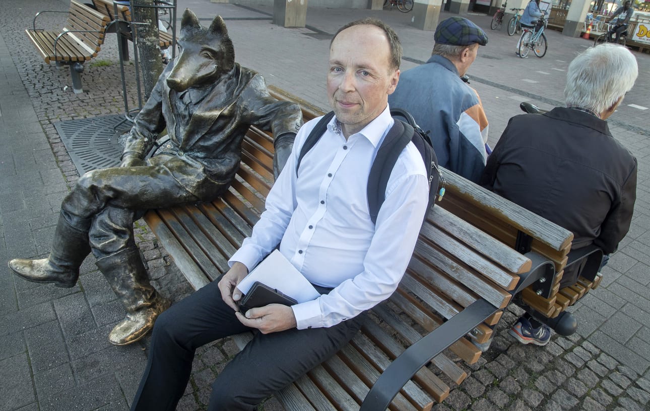 Kosiosusi-veistoksen viereen Joensuussa istahtanut Jussi Halla-aho sanoo, että kokoomuksen näkemys yhteistyöstä tuntuu monesti olevan se, että perussuomalaiset saavat osallistua kokoomuksen hankkeisiin. Sille yhteistyö ei voi hänen mielestään rakentua.