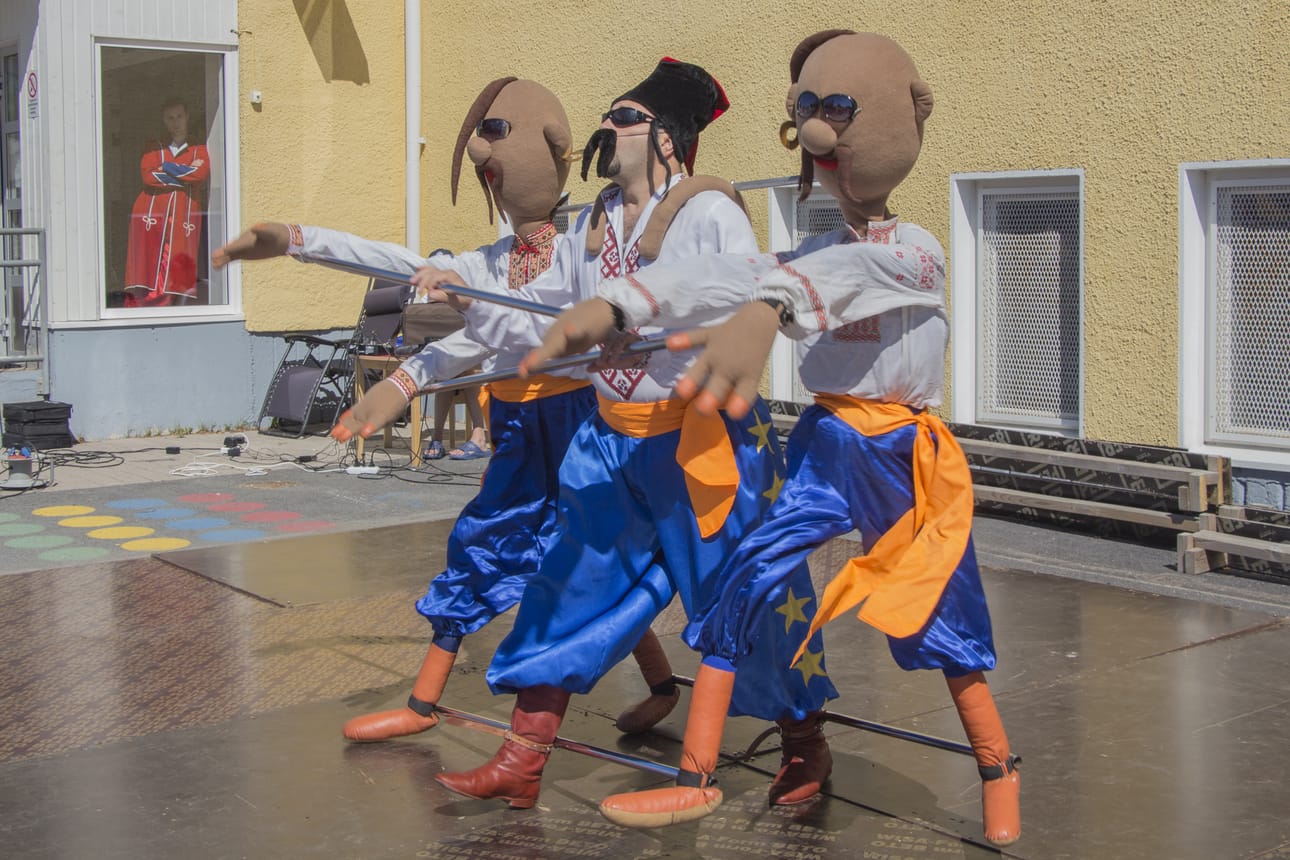 Kuumasta säästä huolimatta kasakkateatteri Artania esitti vauhdikkaan shown kahteenkin otteeseen.