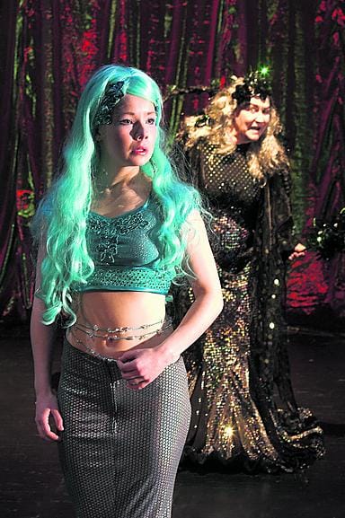 Pieni merenneito (Anna-Riikka Rajanen) on huolestuneen näköinen. Kemin teatteri satsaa lastenteatteriin, vaikka talous olisi kuinka tiukalla. Ensi syksyksikin on haaveissa uusi kiertävä lastenjuttu.
