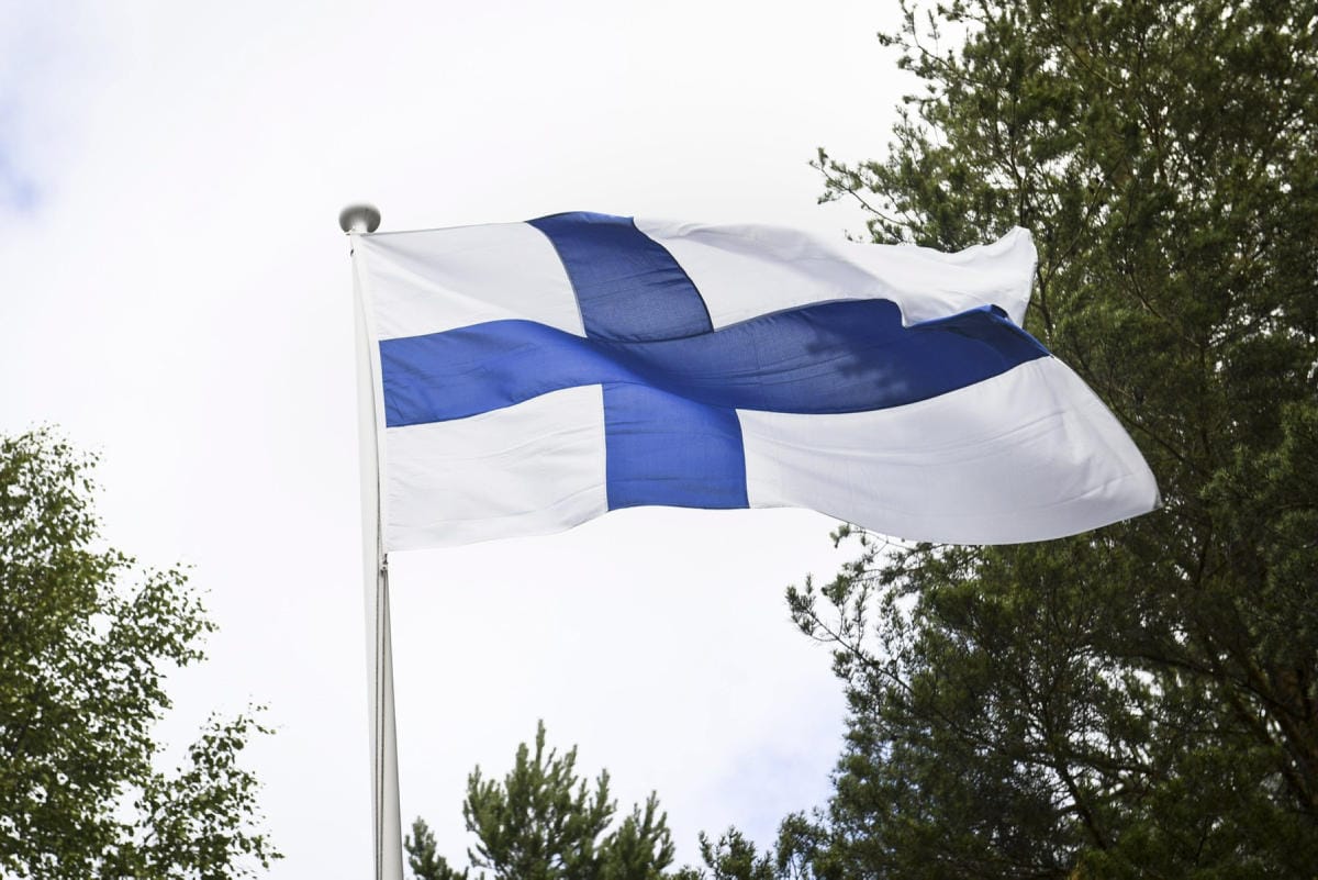 Liput nousivat salkoon Eino Leinon päivän kunniaksi. Lehtikuva / Emmi Korhonen