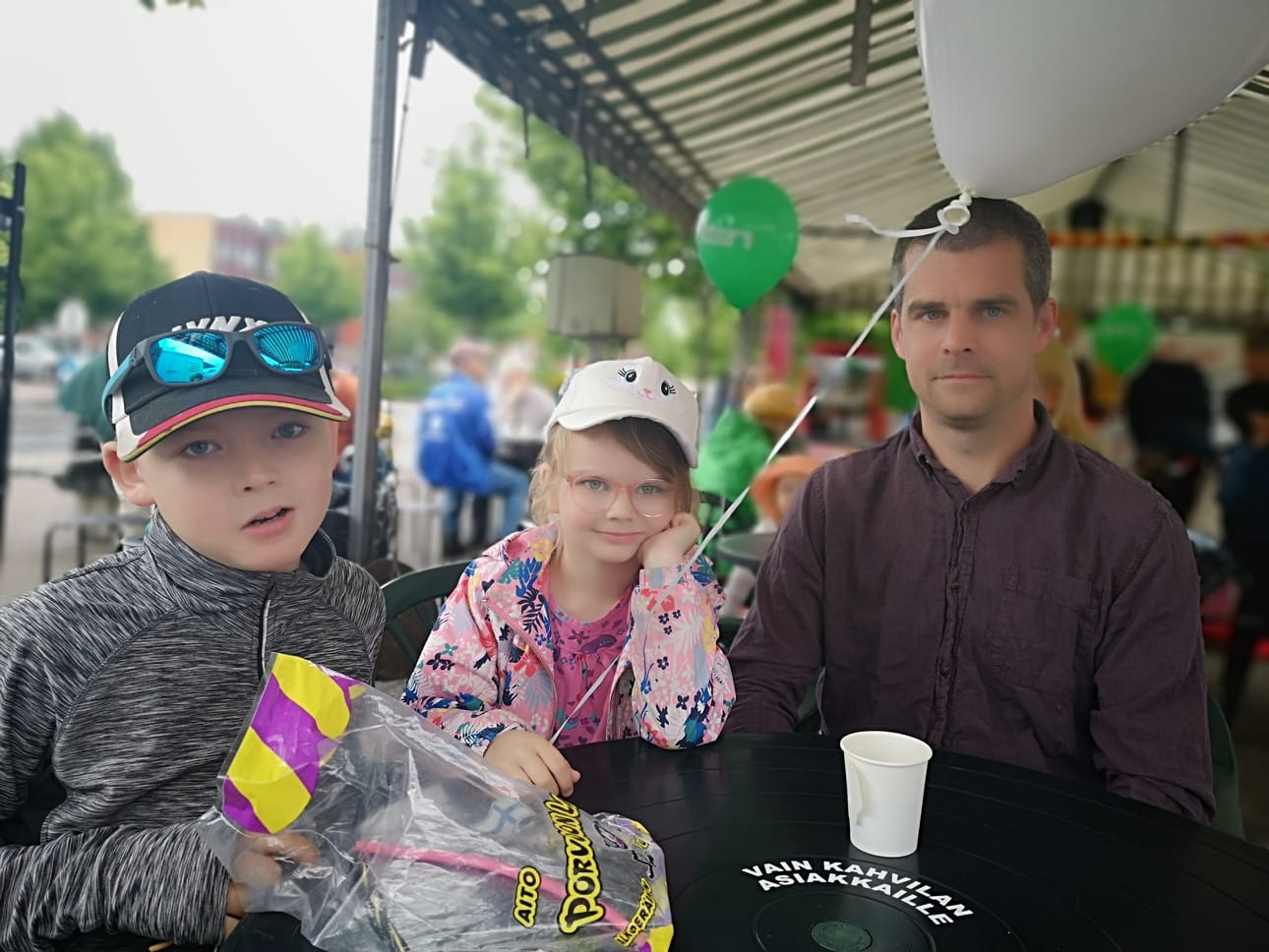 Olli Kuusela oli lastensa Einon ja Martan kanssa käymässä lasten mummolassa Ähtärissä, jossa he käyvät useamman kerran vuodessa. Käynti Riikun markkinoilla oli heille kuitenkin nyt ensimmäinen kerta.