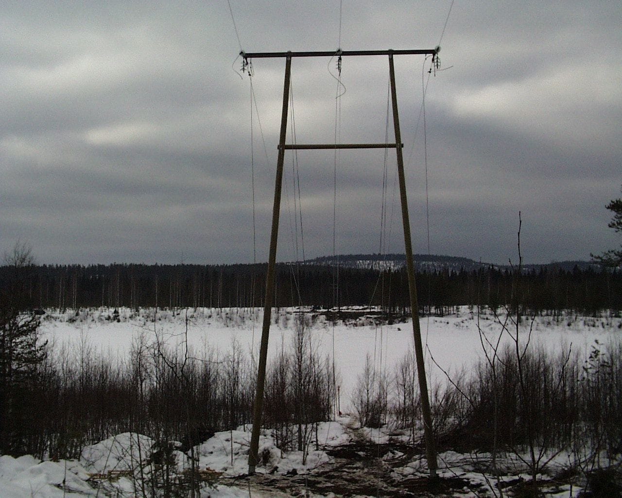 Sähköyhtiöiden ilmajohdot ovat alttiita myrsky- ja lumikuormavahingoille. Siksi sähköjohtoja kaapeloidaan maahan, mikä aiheuttaa kustannuksia.