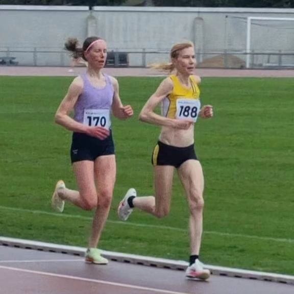 Mari Laakkonen ja Laura Manninen juoksemassa Oulussa Raatin stadionilla. Pudasjärveläinen Laakkonen murskasi Kalevan kisojen tulosrajan 10 000 metrin juoksussa.