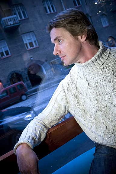 Oulusta etelään töiden perässä lähtenyt näyttelijä Mika Räinä kaipaisi entiseen kotikaupunkiinsa lisää teatterisäpinää. "Se toisi vähän säröä. Uskon että Ryhmäteatterin tyyppinen teatteri palvelisi oululaista yleisöä, ja toisi vaihtelua pohjoisen teatterintekijöille."