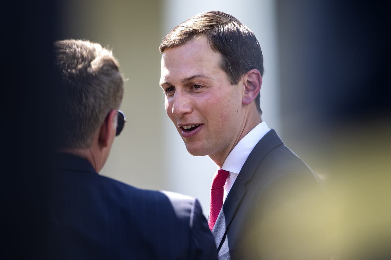 Yhdysvaltain presidentin Donald Trumpin vanhempi neuvonantaja ja vävy Jared Kushner tarjoaa palestiinalaisille isoa dollarikasaa, mutta tarjouksen poliittiset ehdot ovat hämärän peitossa.